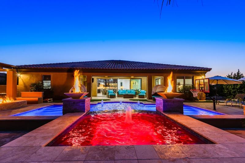 Six-Bedroom House image 1