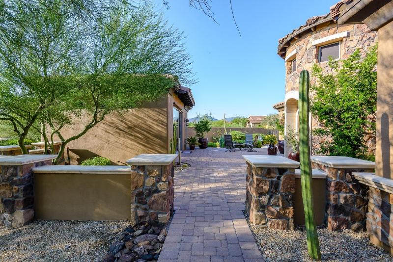 Six-Bedroom House image 4