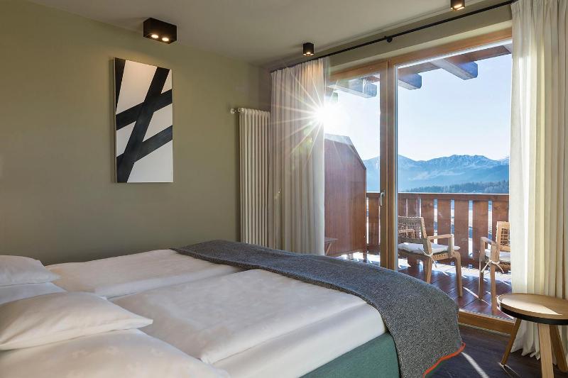 Suite with Balcony and Mountain View image 4