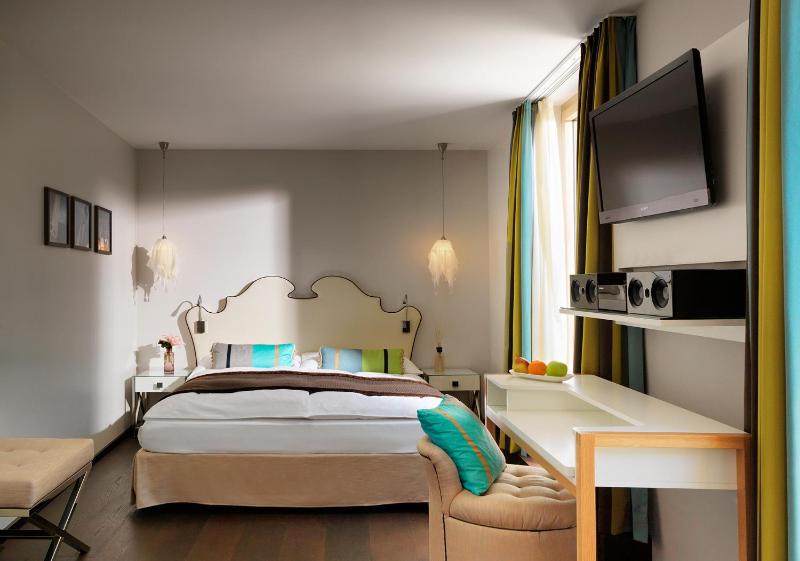 Small Double Room image 4