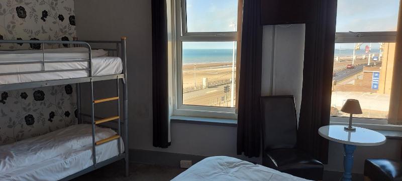 Family Room with Sea View image 3