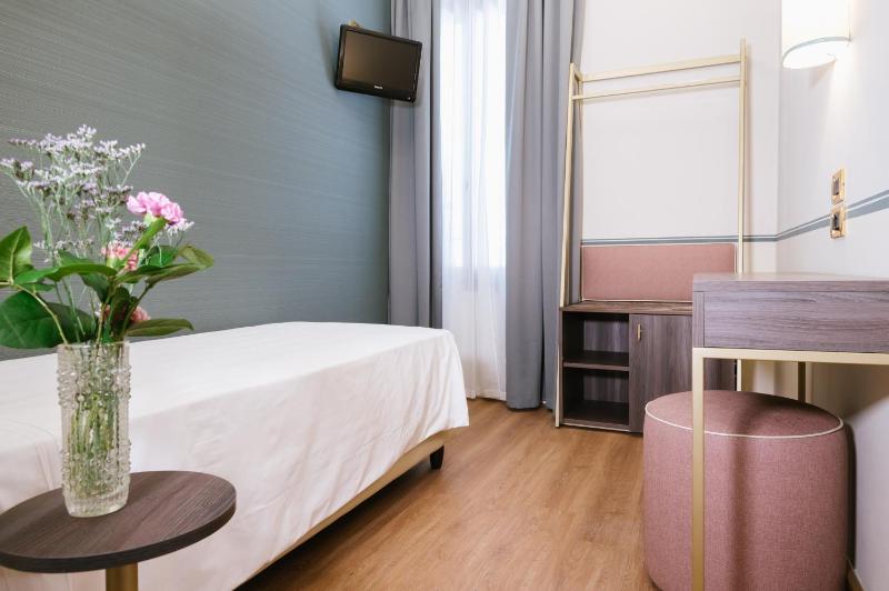 Standard Single Room image 4