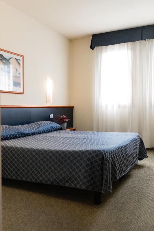 Double or Twin Room image 4