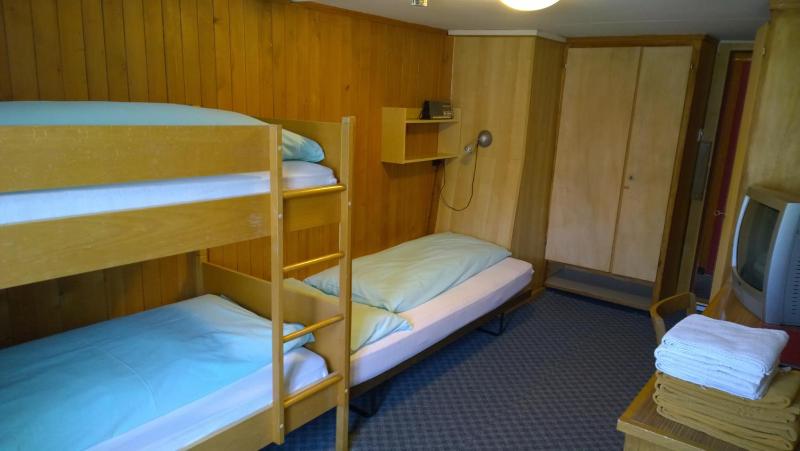 Basic Triple Room with Shared Bathroom image 4