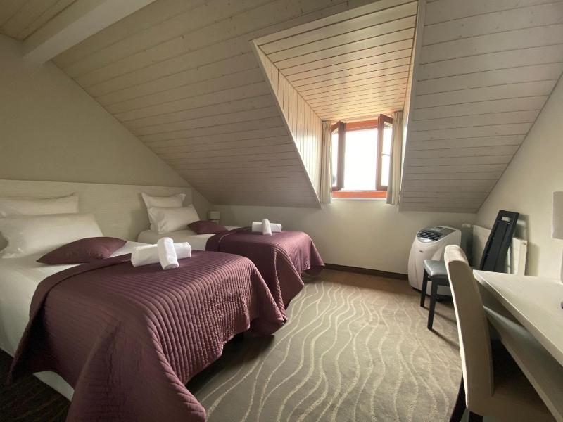 Standard Twin Room image 1