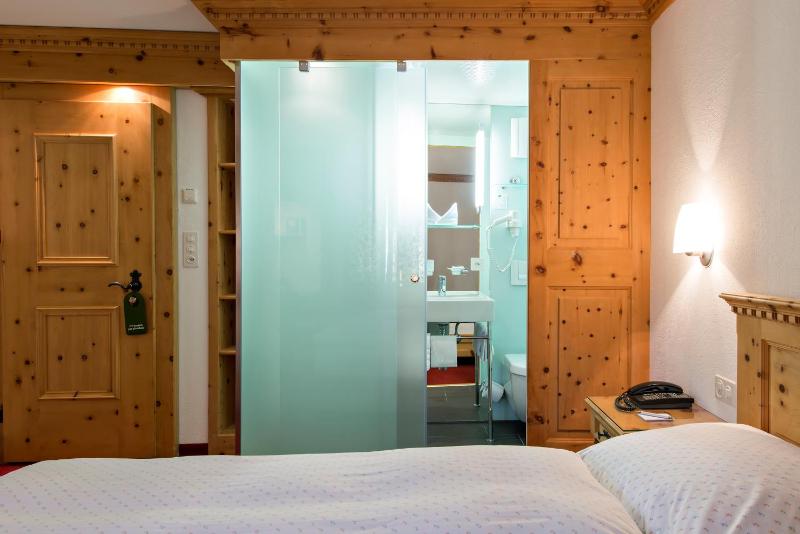 Classic Double Room image 3
