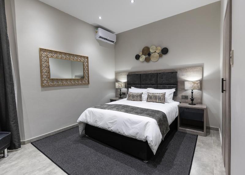 Luxe Suites Boutique Hotel - image 11