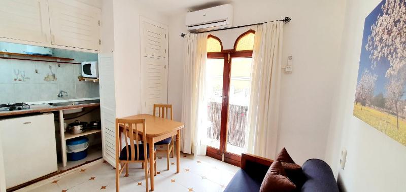 Basic One-Bedroom Apartment with no pool view image 3