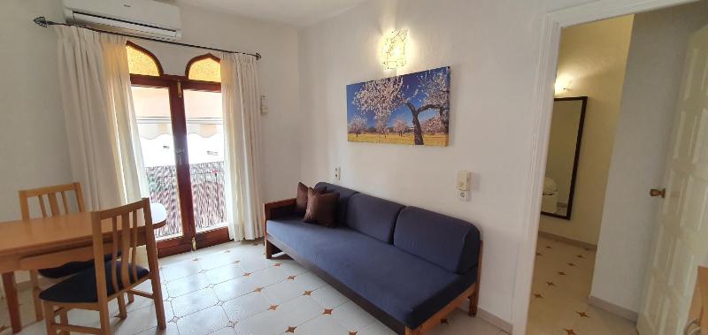 Basic One-Bedroom Apartment with no pool view image 4