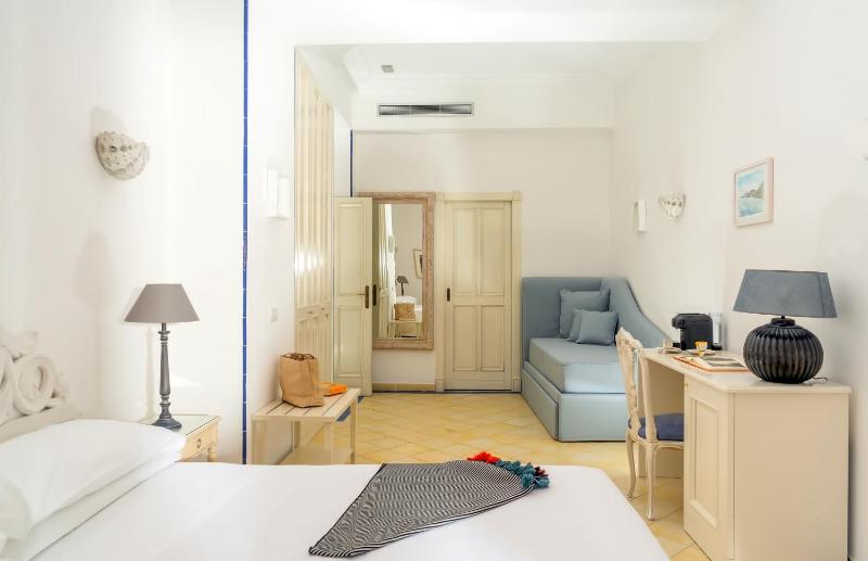 Junior Suite with Balcony and Garden View image 3
