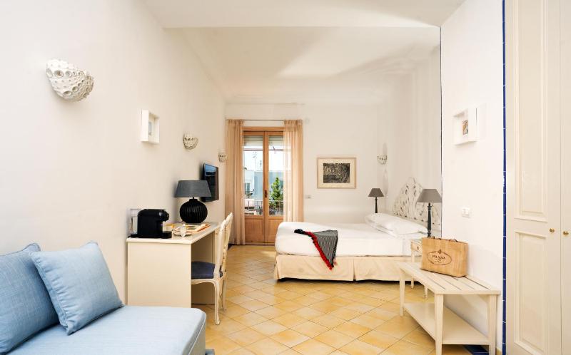 Junior Suite with Balcony and Garden View image 2