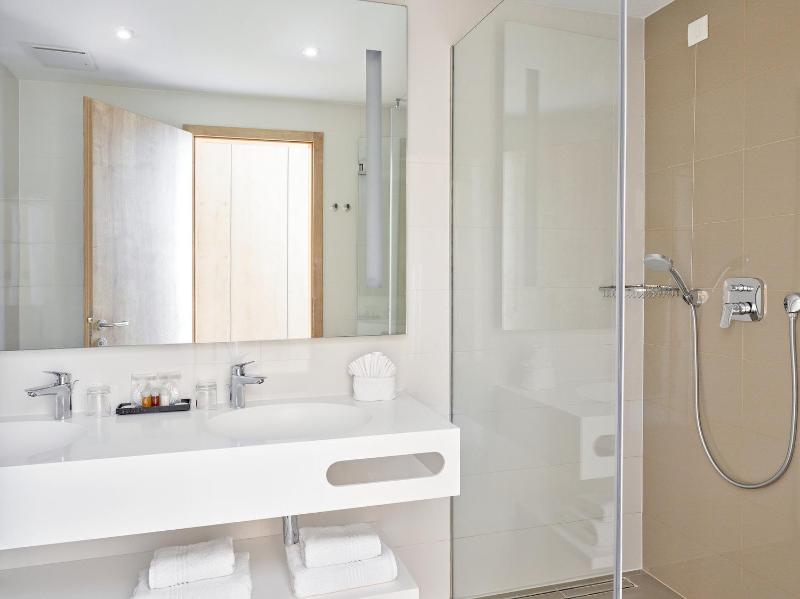 Standard Room with Balcony image 2
