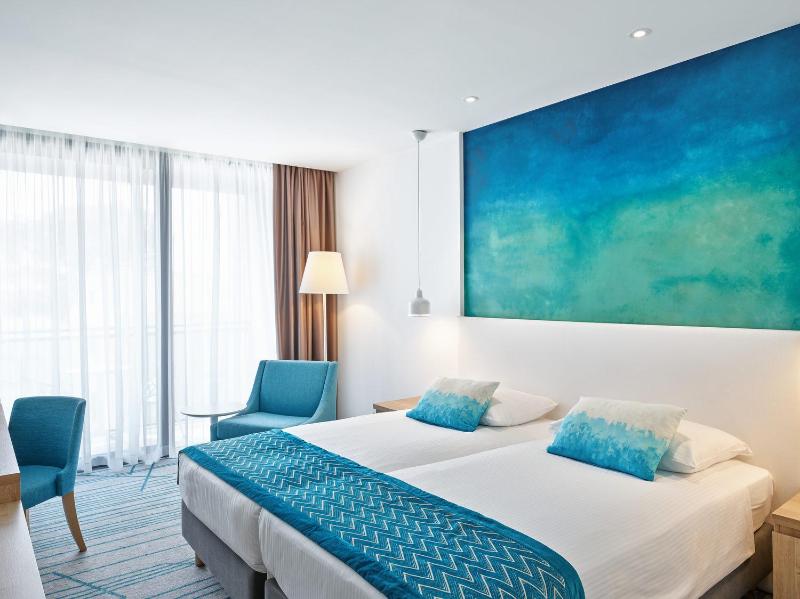 Superior Room with Balcony and partial Sea View image 4