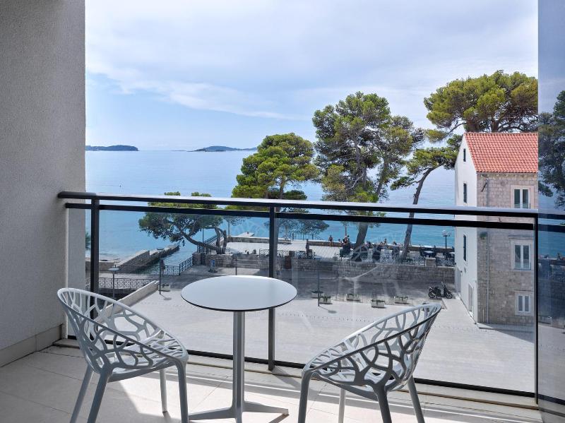 Superior Room with Balcony and partial Sea View image 3