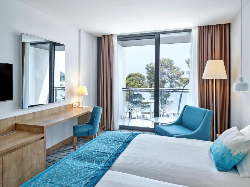 Superior Room with Balcony and partial Sea View image 1
