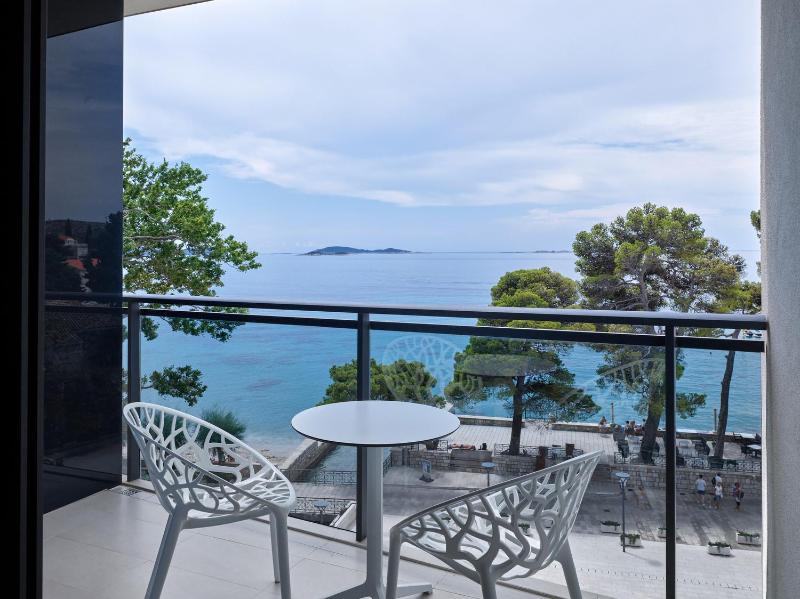 Deluxe Room with Balcony and Sea View image 4