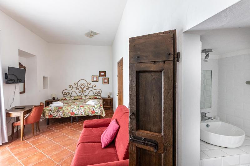 Triple Room with Garden View image 3