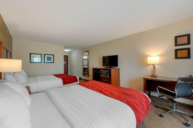Queen Room with Two Queen Beds - Non-Smoking image 4