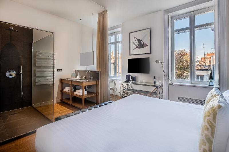 Deluxe Double Room image 3