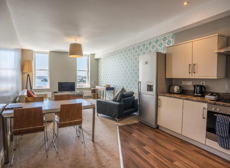 One-Bedroom Apartment with Sea View - 12 - Pet Friendly image 4