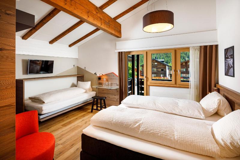 Triple Room with Balcony image 2