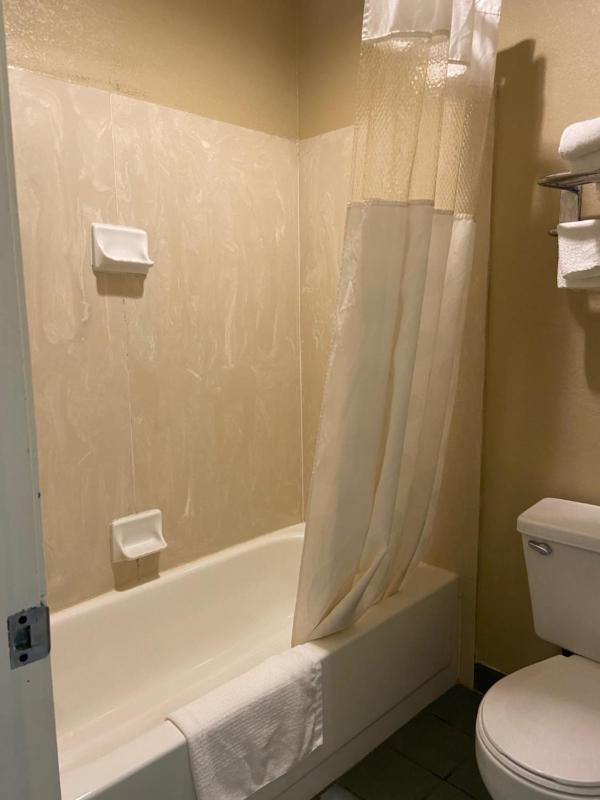 Queen Room image 3