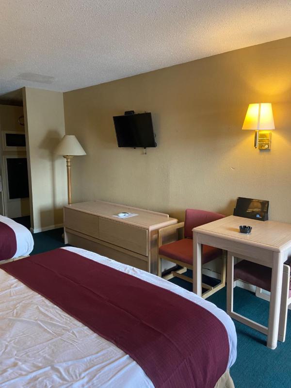 Standard King Room image 2