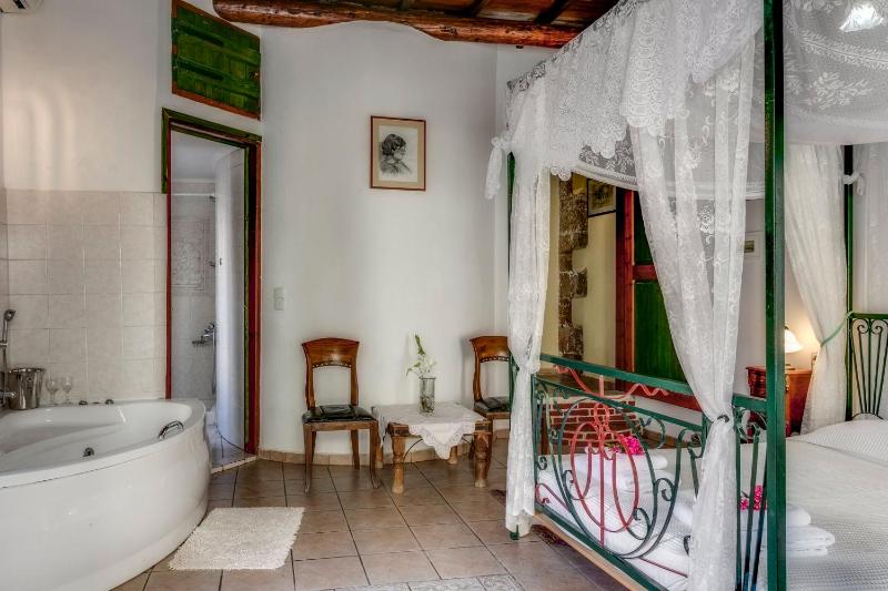 Deluxe Double Room with Bath image 1