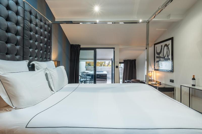 Prestige Double Room with Jacuzzi image 1