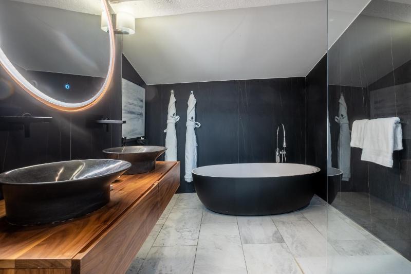 Prestige Double Room with Jacuzzi image 3