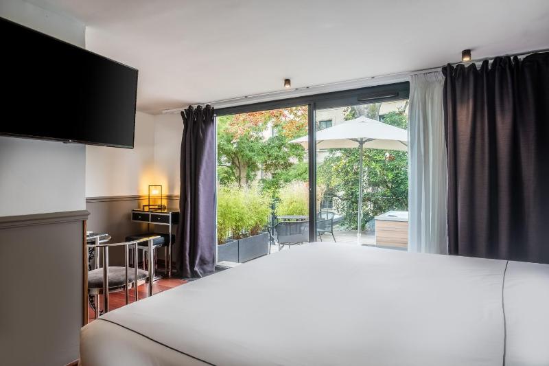 Prestige Double Room with Jacuzzi image 4