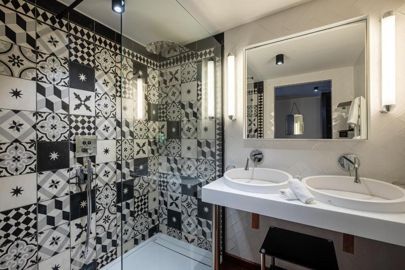 Deluxe Double Room with Terrace Garden View image 1