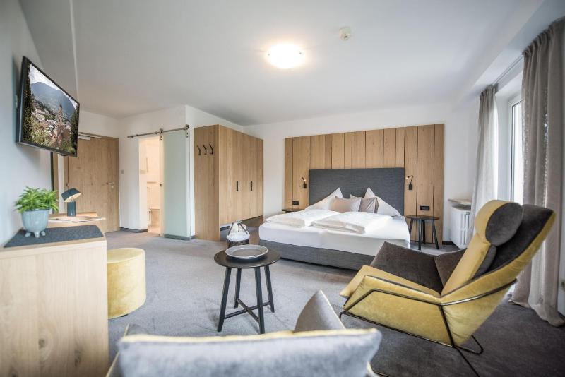 Standard Double Room image 4