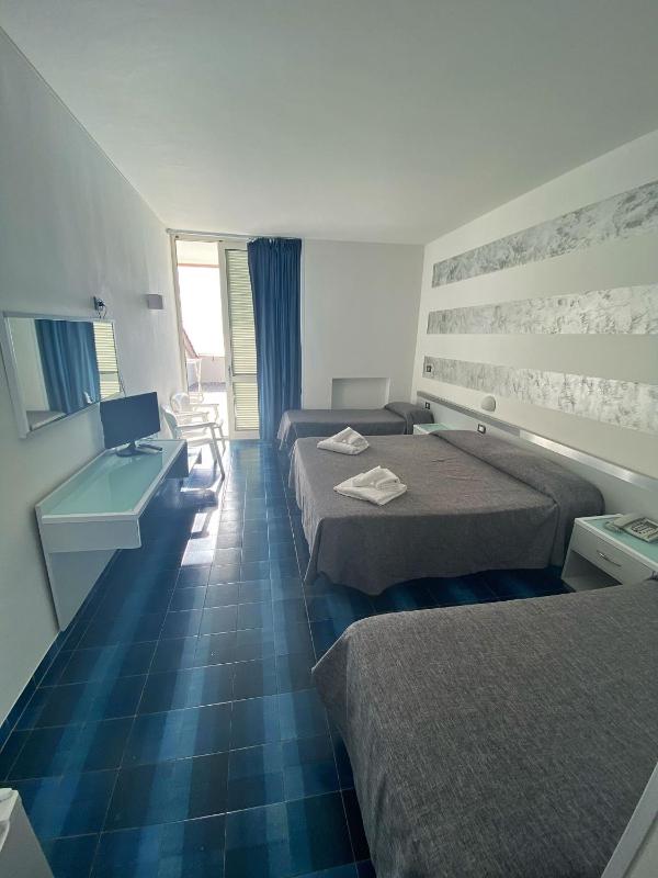 Superior Room with Terrace and Sea View image 4