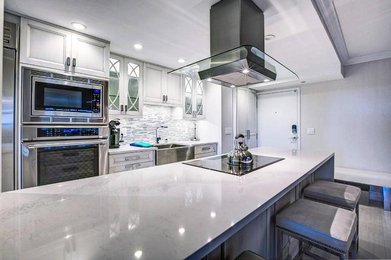 Harbor Towers 4th Fl Modern 3BR with Den - image 13