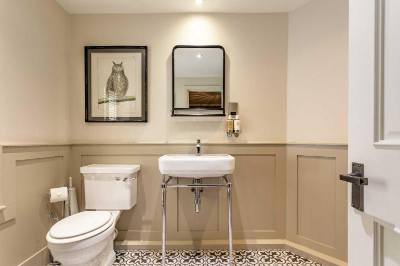 Standard Twin Room image 3