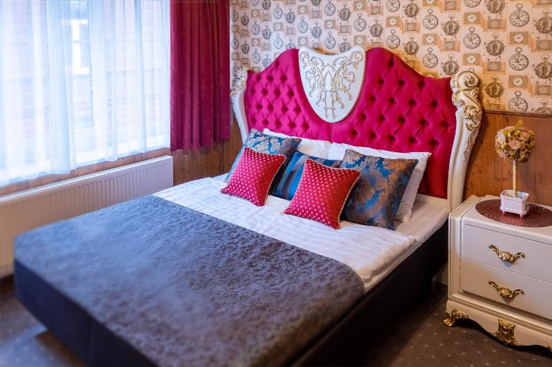 Double or Twin Room image 4
