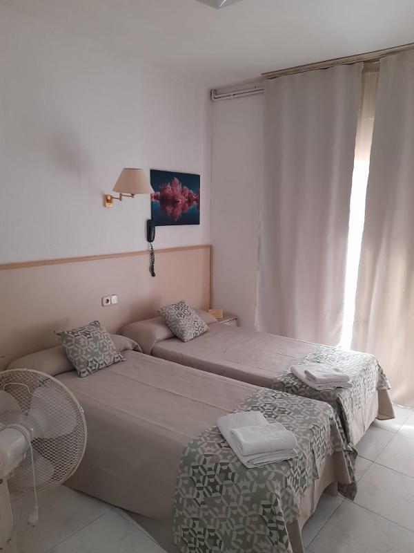 Double or Twin Room with Balcony and Shared Bathroom image 1