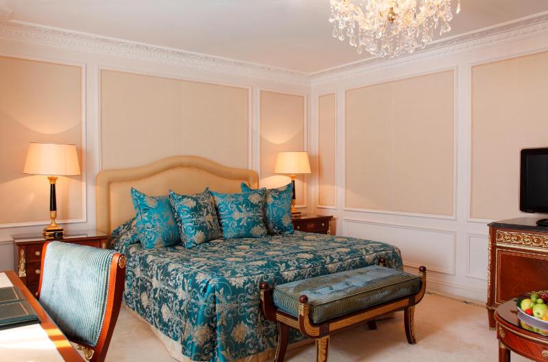 Deluxe King Room image 4