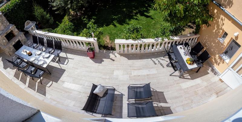 Apartment with Garden View image 3