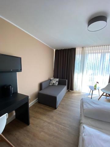 Triple Room with River View image 2