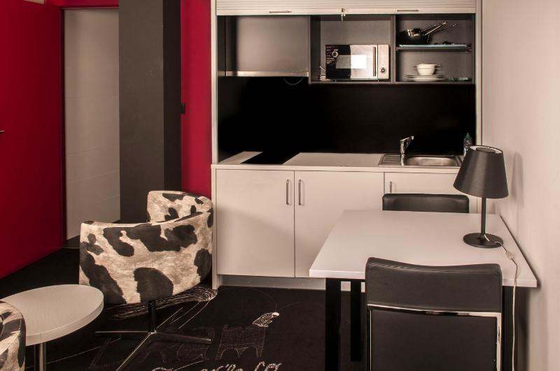 Family Room image 3
