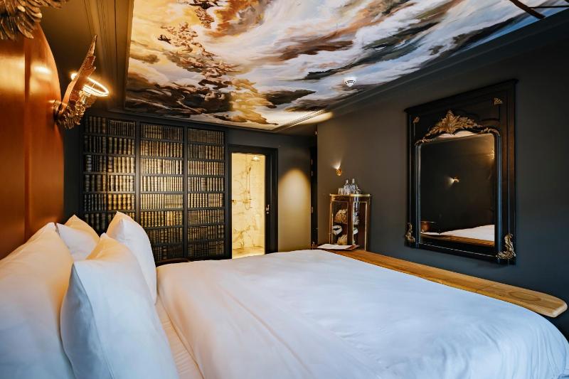 Deluxe Double Room (Benedictus de Spinoza) image 4