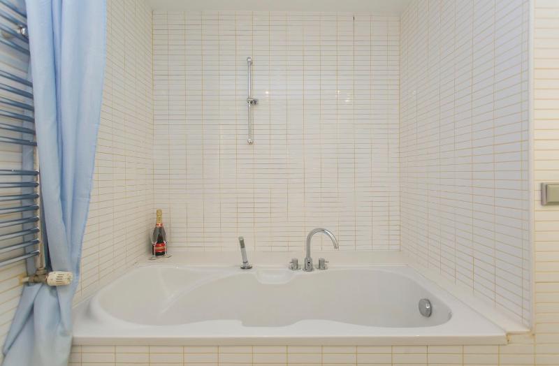 Modern Apartment in the City Center - image 2