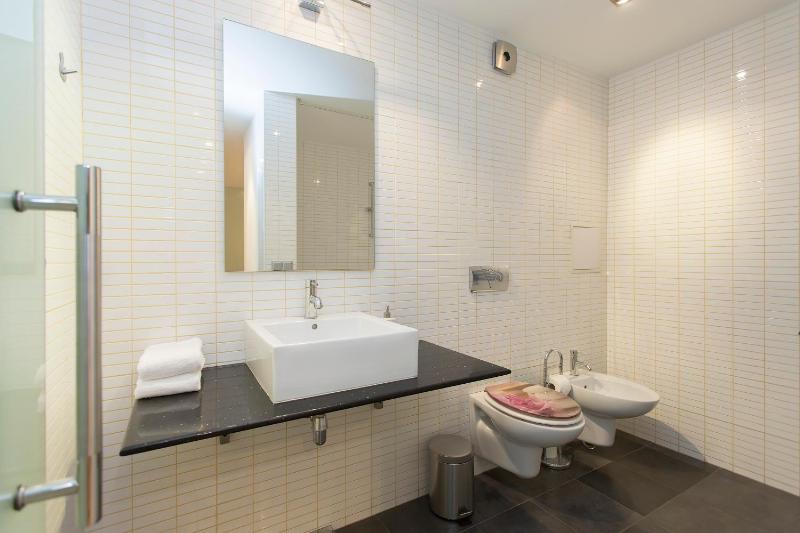 Modern Apartment in the City Center - image 14
