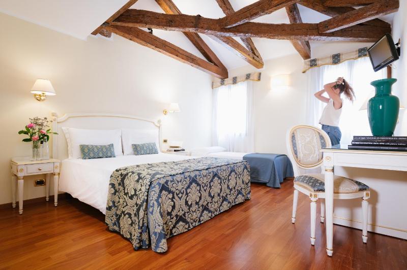 Deluxe Triple Room image 3