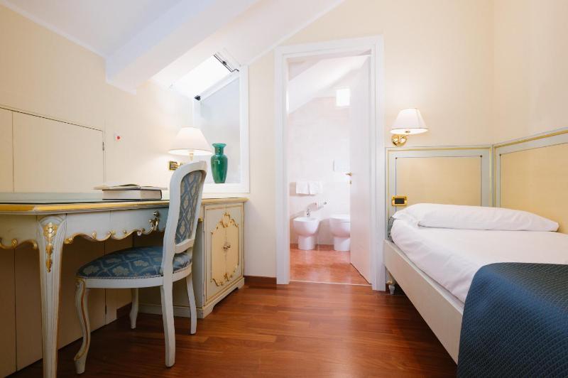 Deluxe Triple Room image 4