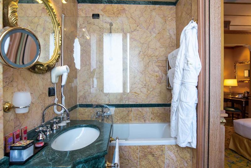 Classic Double Room image 4