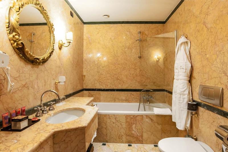 Deluxe Double or Twin Room image 4