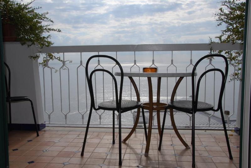 Superior Double Room with Sea View image 3